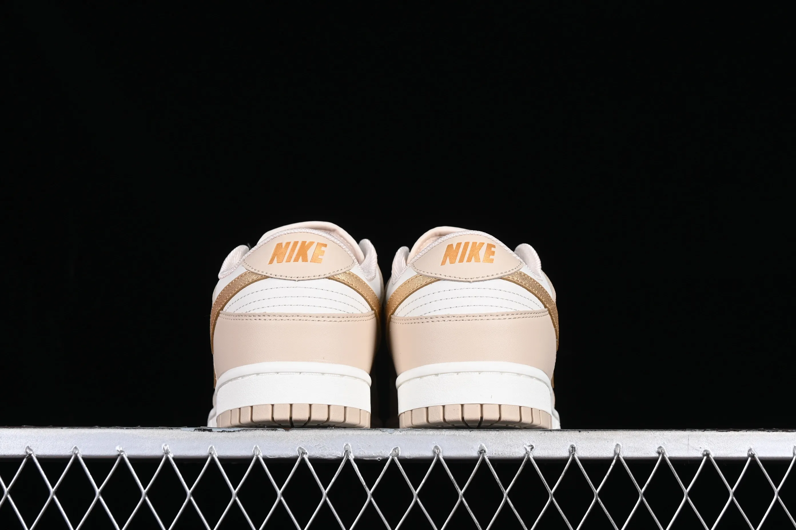All categories Nk SB Dunk series Nk SB Dunk Low low-top sneakers K version Nk Dunk Low beige gold hook SB low-top sports and leisure sneakers DX5930-001